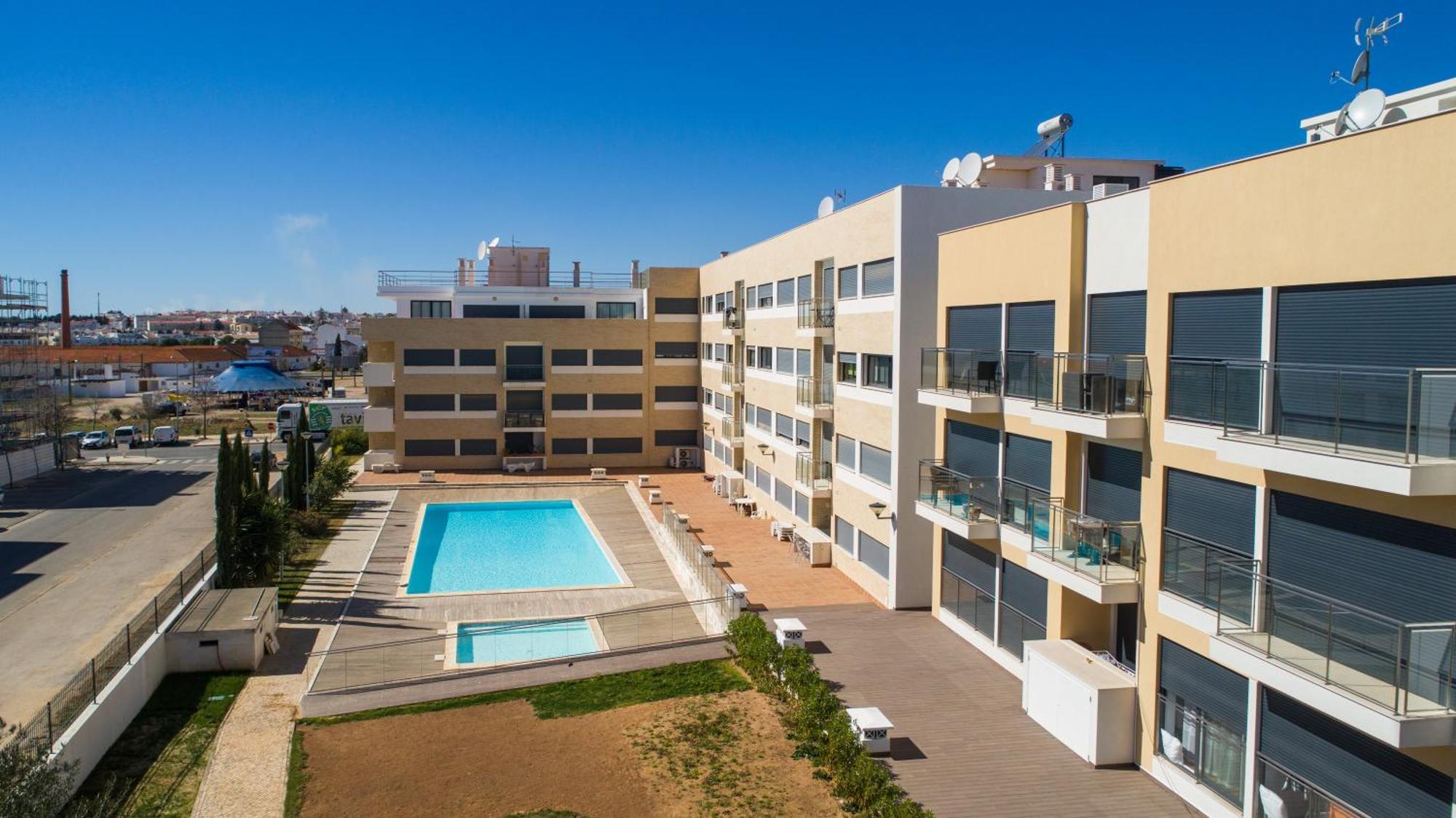 Two Bedroom Stylish Central Tavira Apartment. Oda fotoğraf