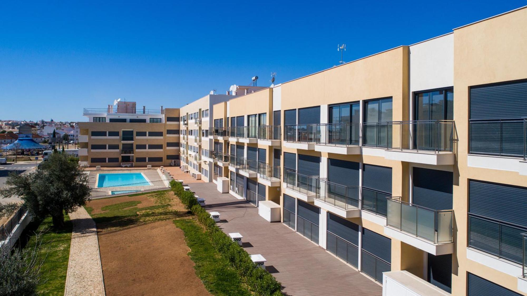 Two Bedroom Stylish Central Tavira Apartment. Oda fotoğraf